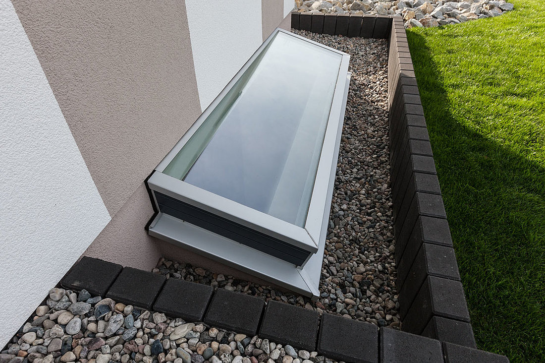 [Translate to Tschechisch:] Keller Lichtschacht Passivhausfenster, aussenansicht, Kampa Fertighaus